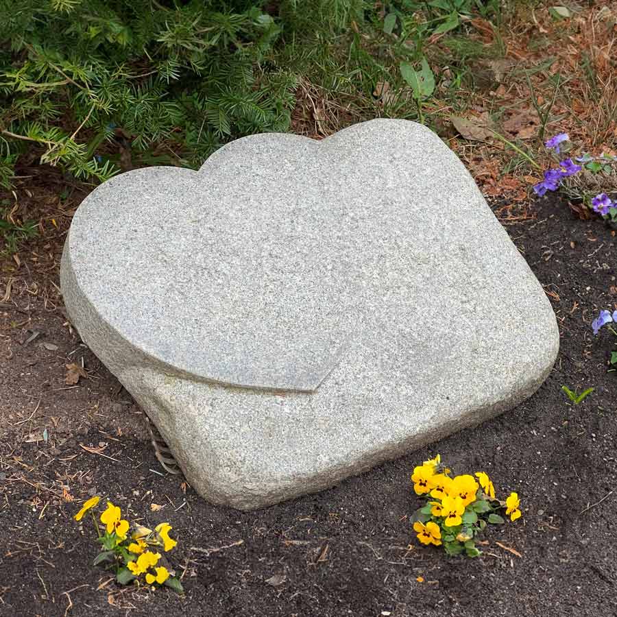 Grabstein mit Herz, Herzform, Herzgrabstein, Grabherz, Liegestein, Steinmetz, Grabkissen, online kaufen